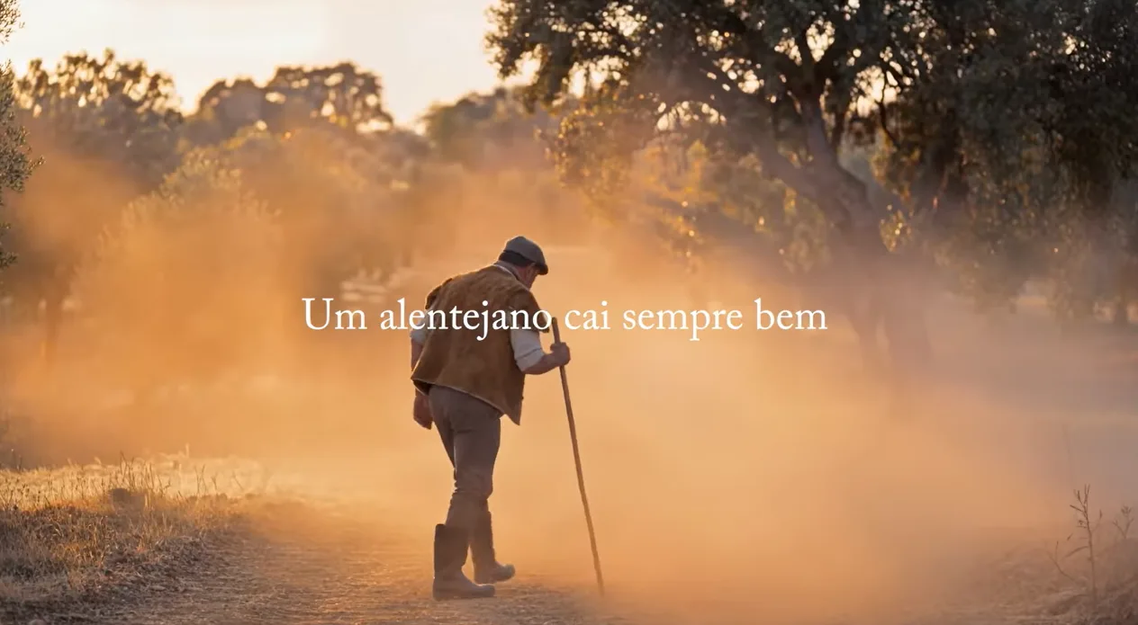 Vinhos do Alentejo AI campaign film by Falamusa: “Um alentejano cai sempre bem”, an old man with a walking stick on a dusty Alentejo path at sunset